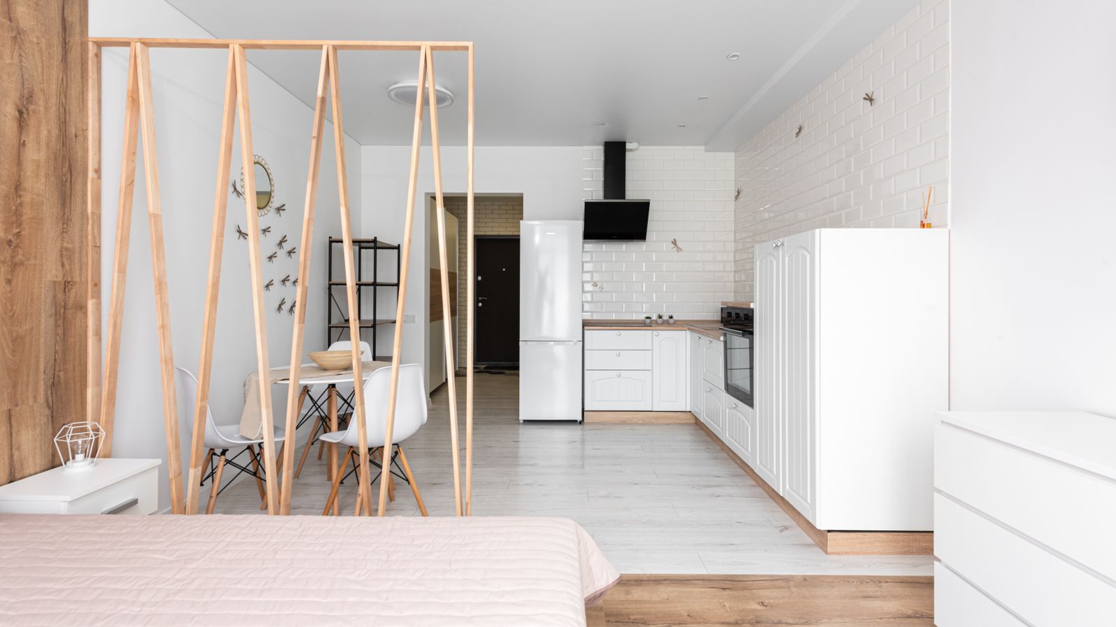 Top-freezer refrigerator configuration suited for a narrow apartment kitchen